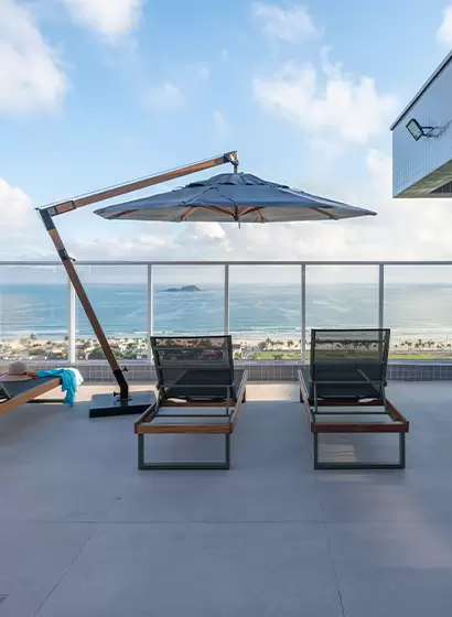 Móveis para Área Externa com Ombrelone e Espreguiçadeiras | Fibrillare