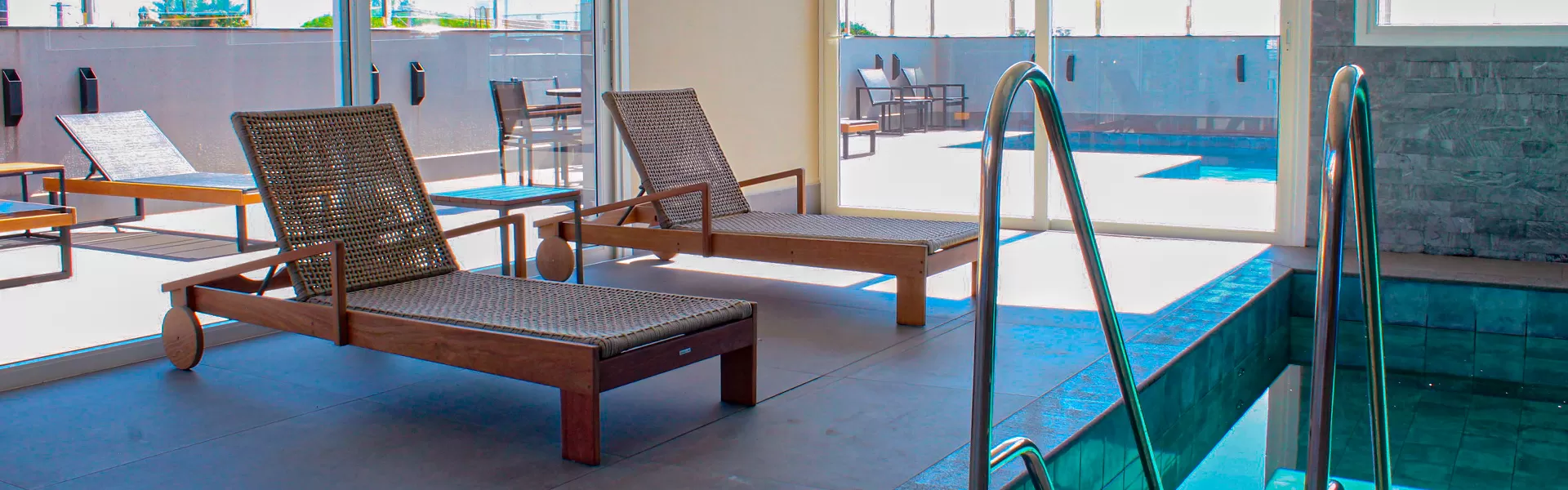 Espreguiçadeiras para Área de Piscina Interna | Fibrillare